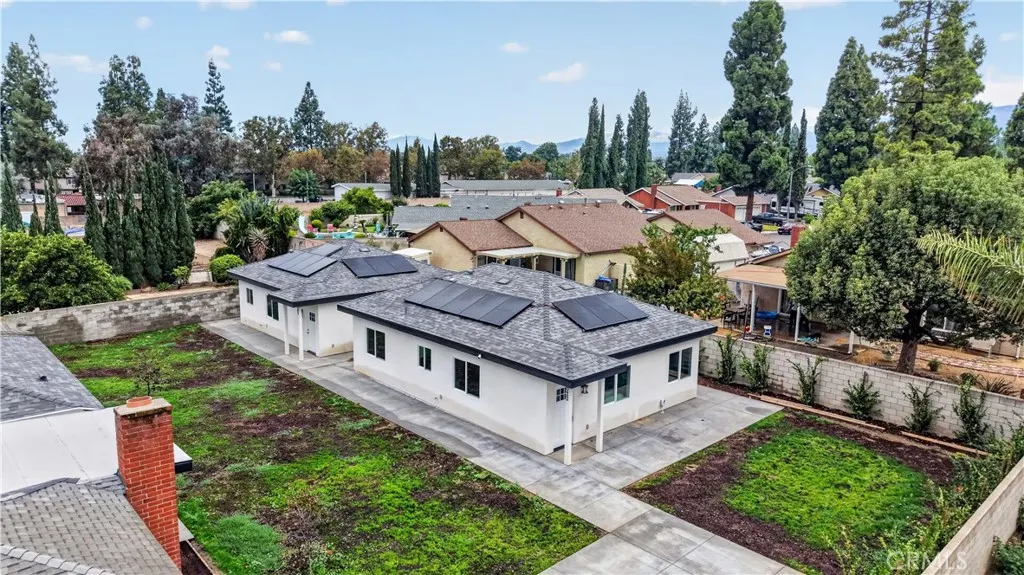 1022 W Francis