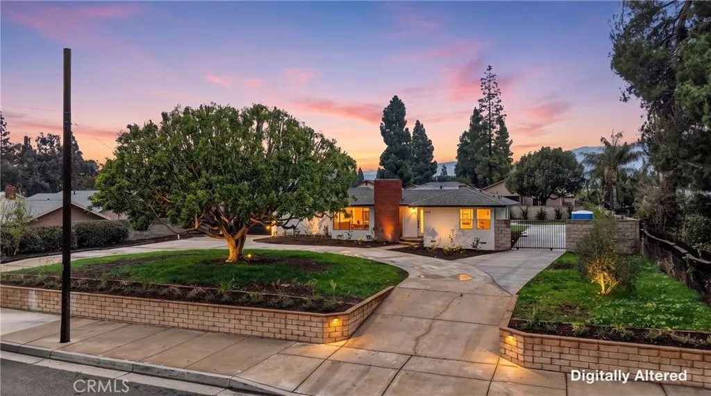 1022 W Francis