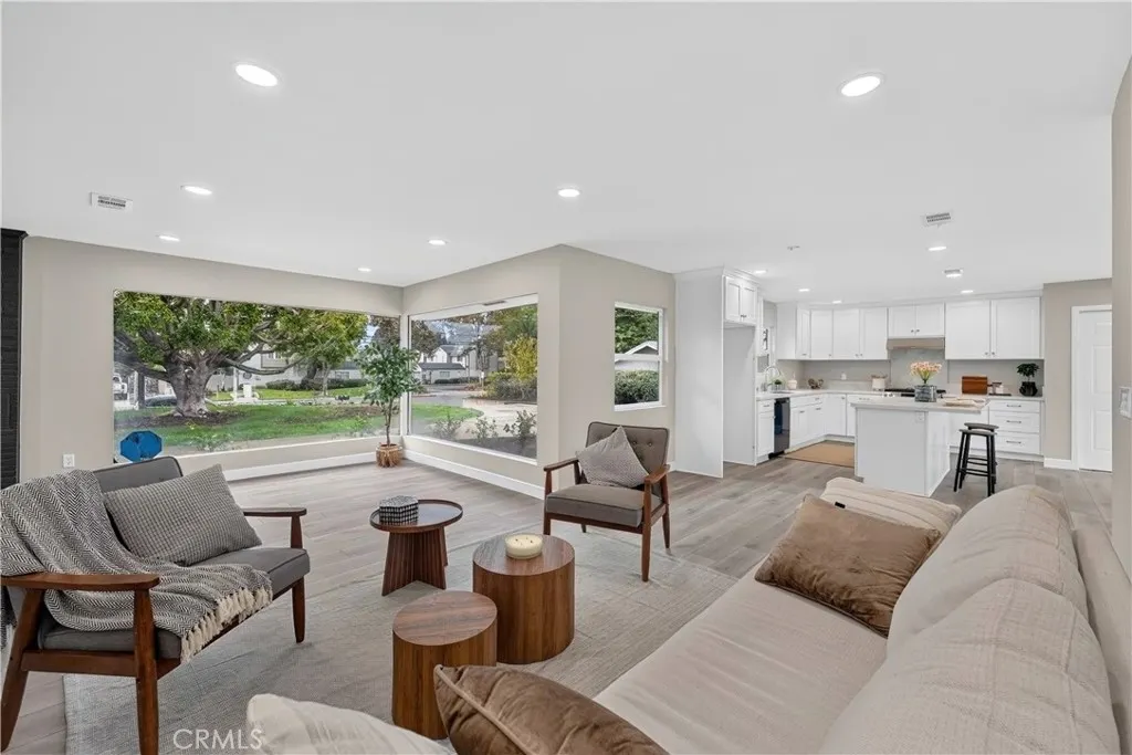 1022 W Francis