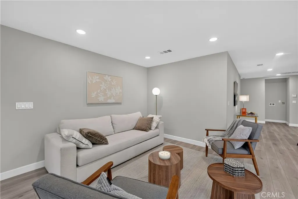 1022 W Francis