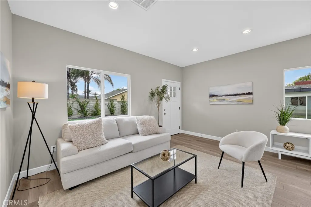 1022 W Francis