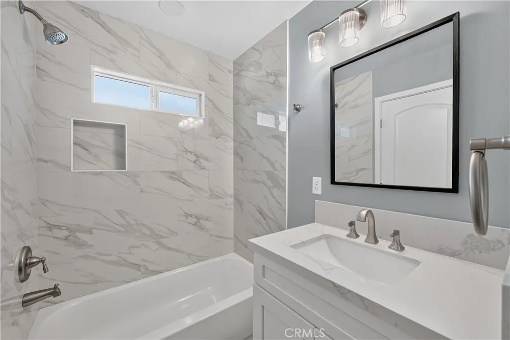 1022 W Francis