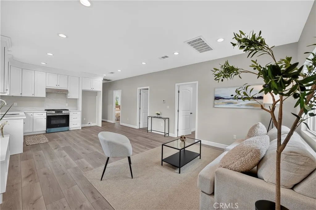 1022 W Francis