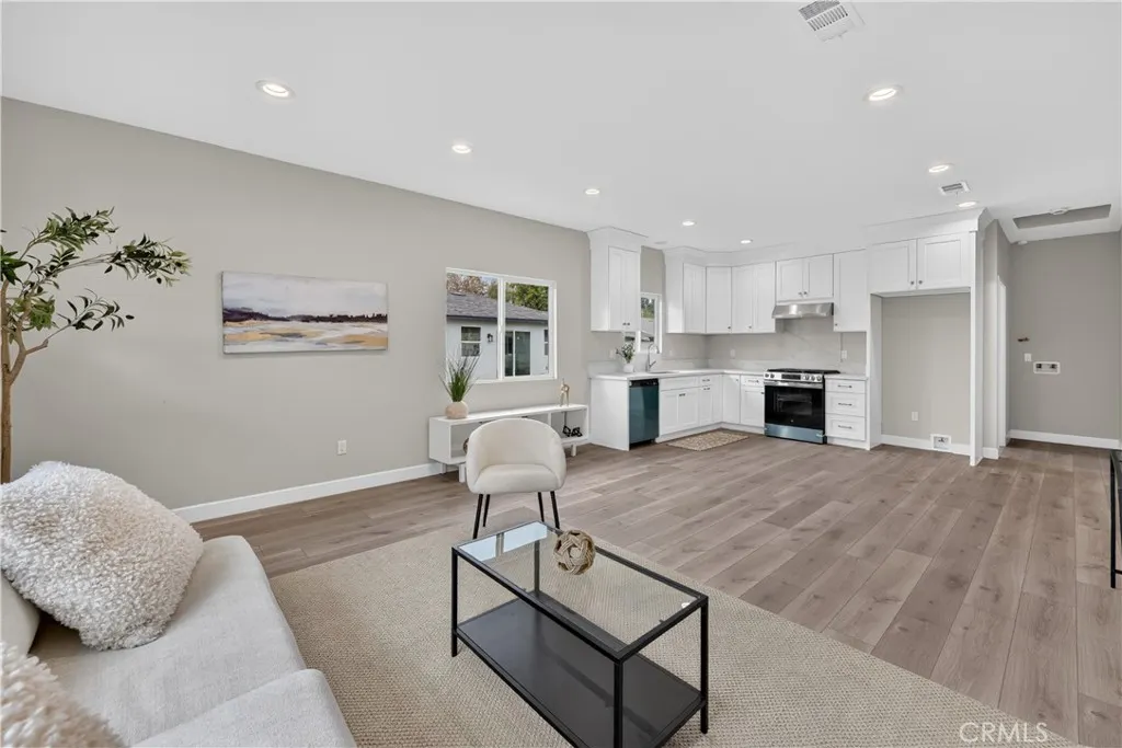 1022 W Francis