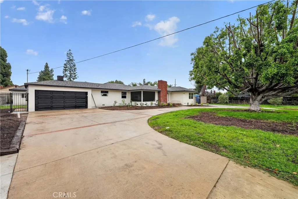 1022 W Francis