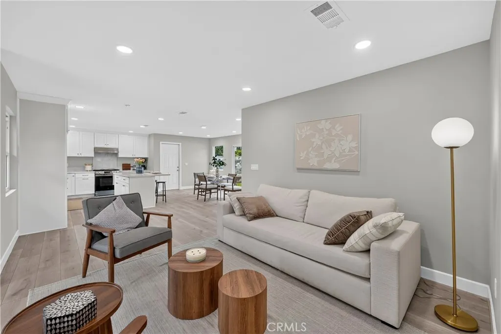 1022 W Francis