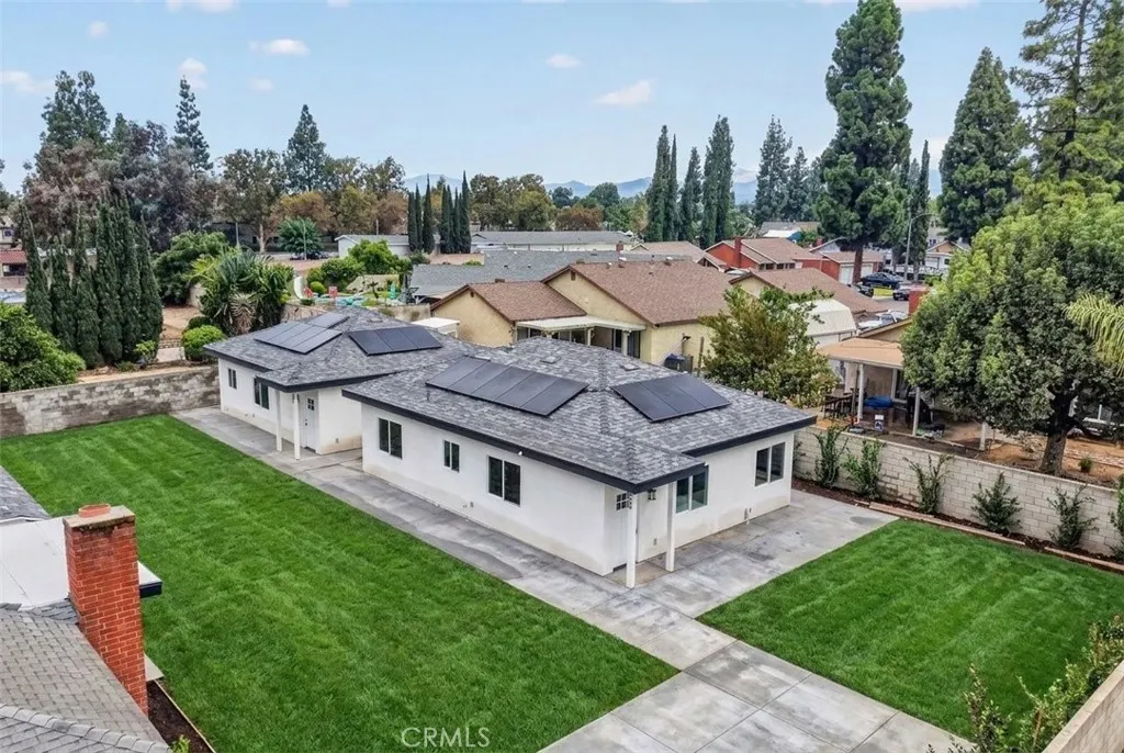 1022 W Francis