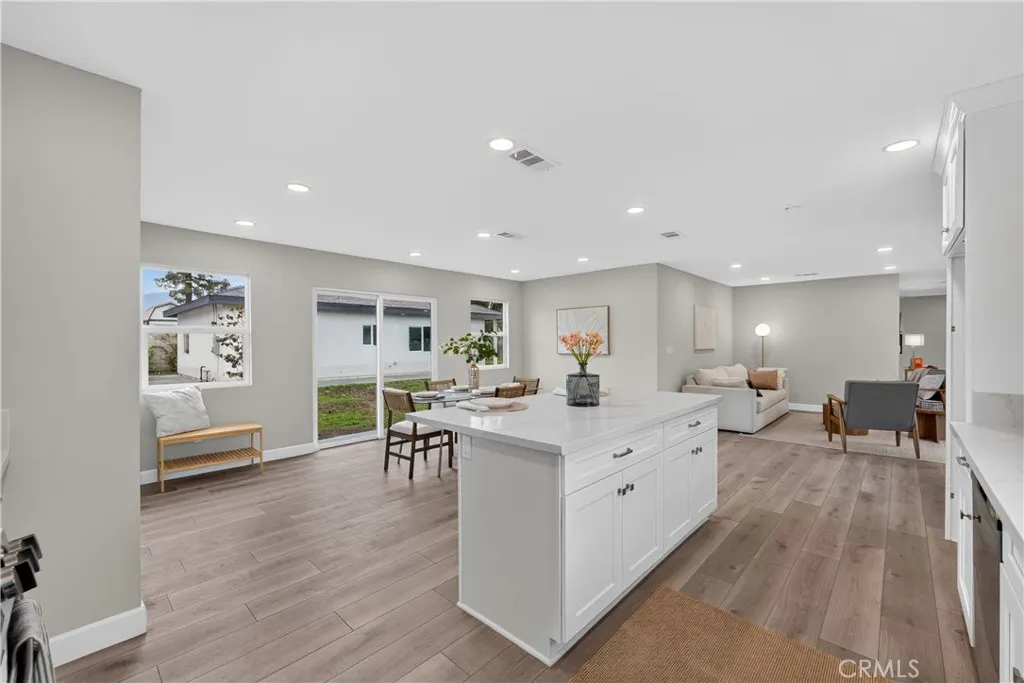 1022 W Francis