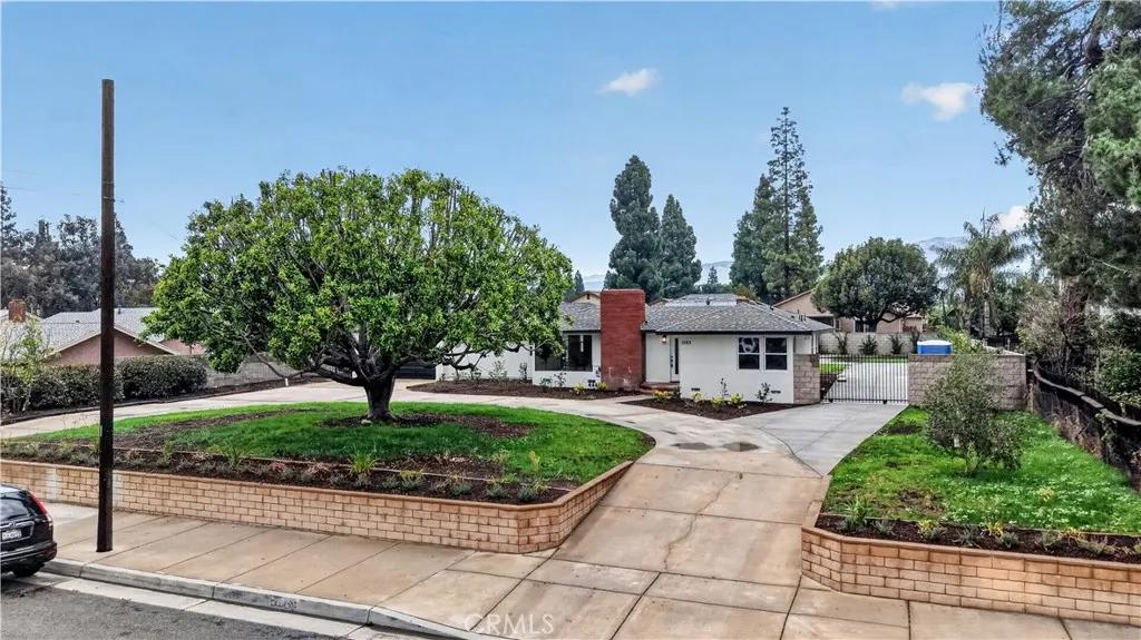 1022 W Francis
