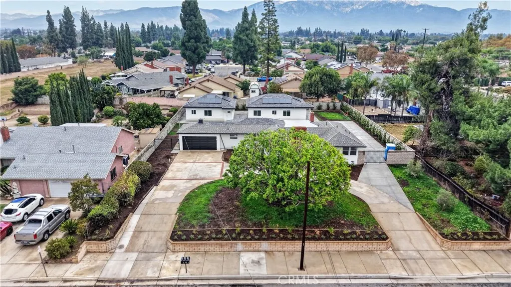 1022 W Francis