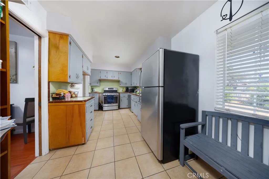 449 S Barranca