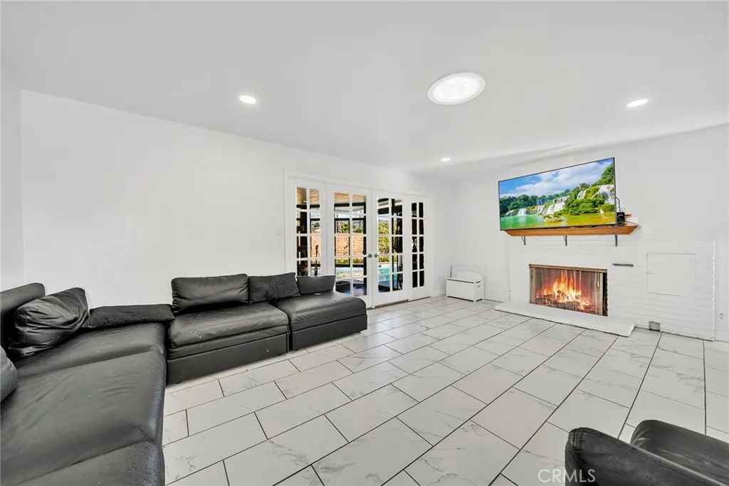 1106 S Lark Ellen