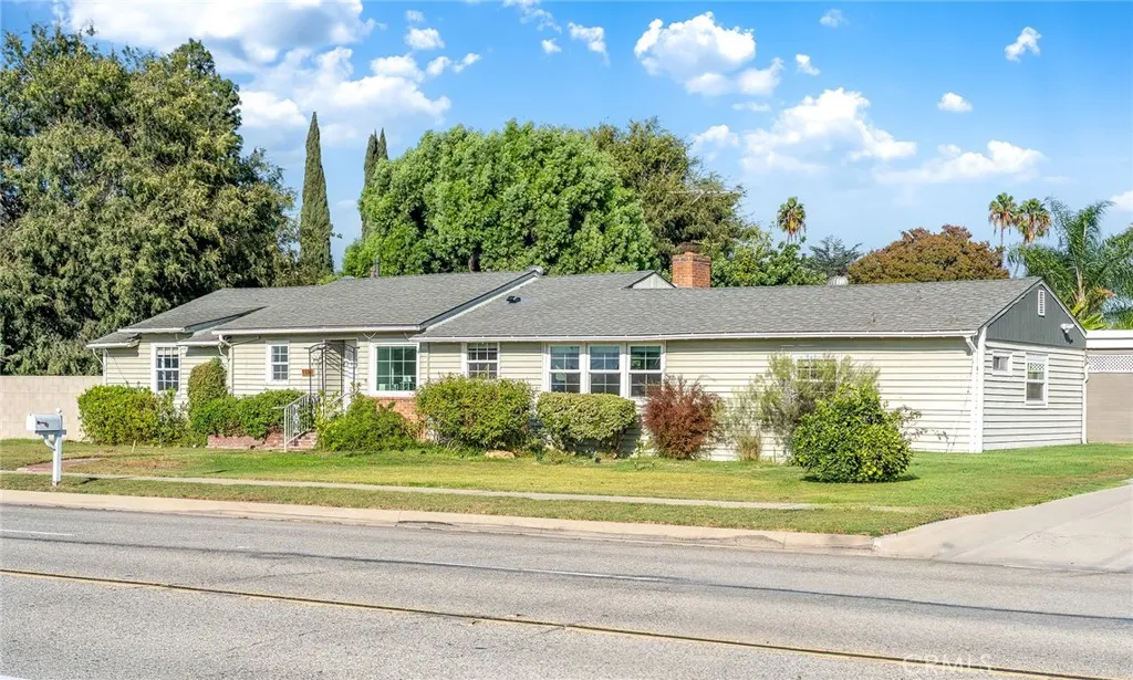 1106 S Lark Ellen