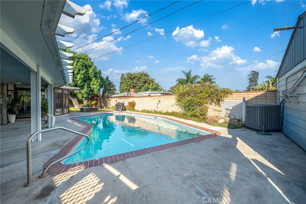 1106 S Lark Ellen
