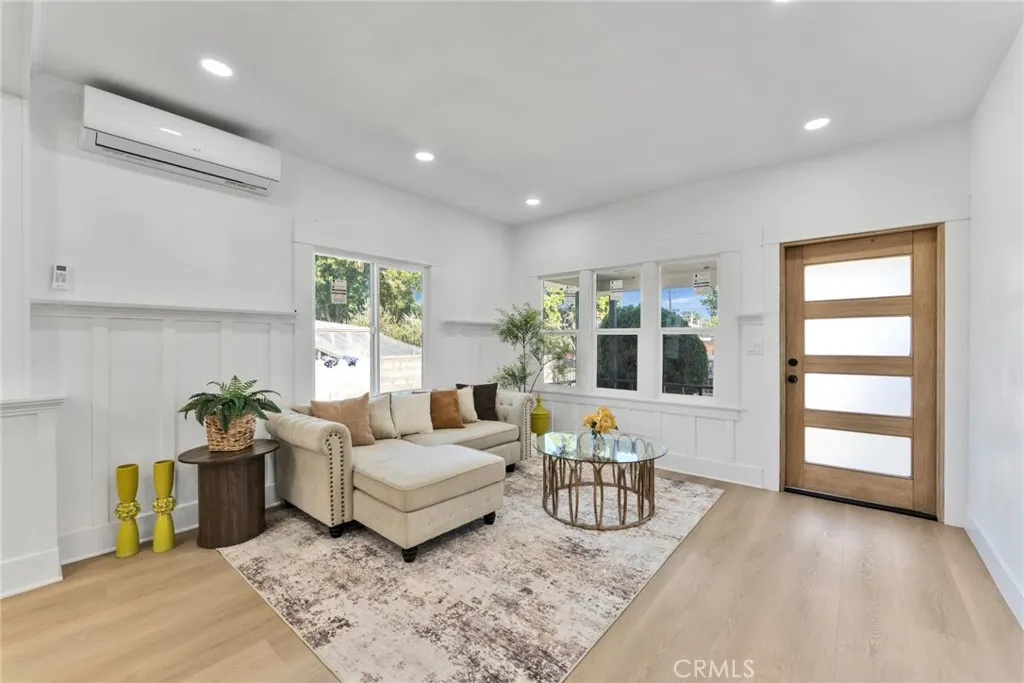 610 W Center