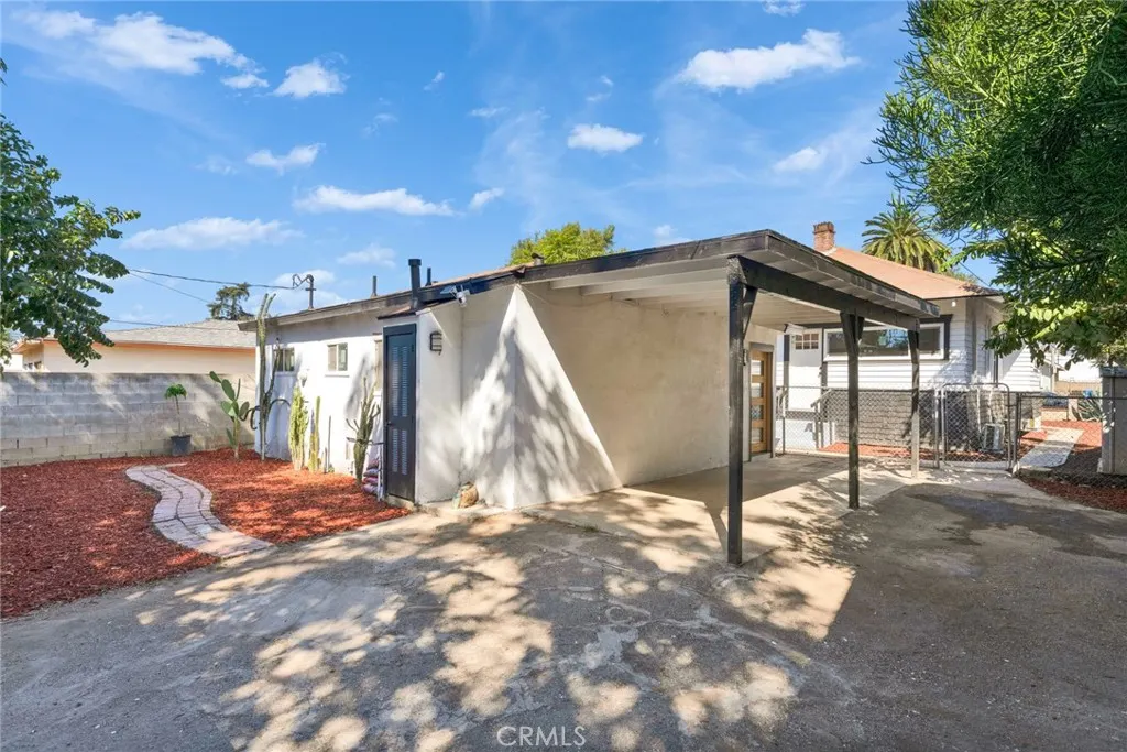 610 W Center