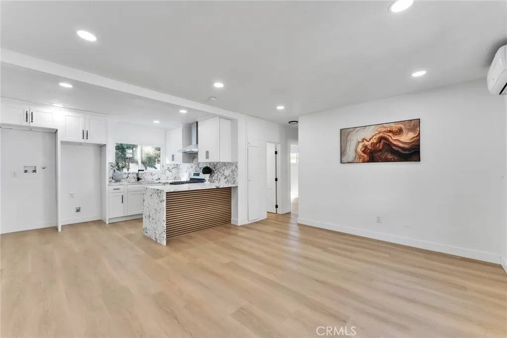 610 W Center