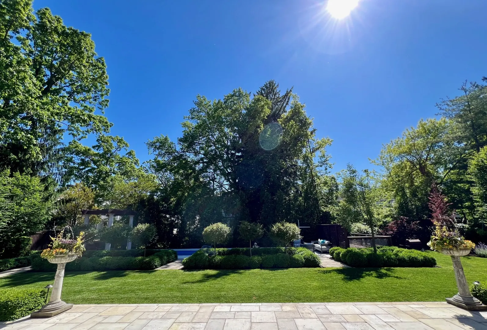 528 Roslyn Road IL