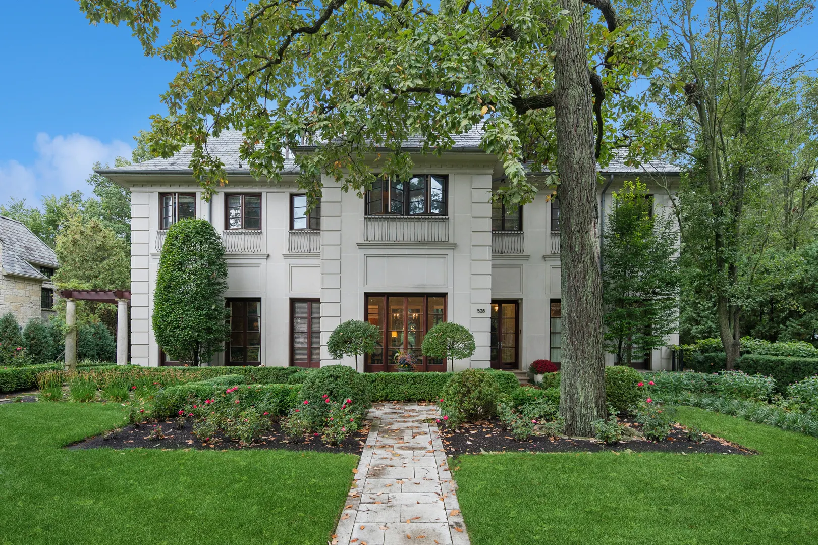 528 Roslyn Road IL