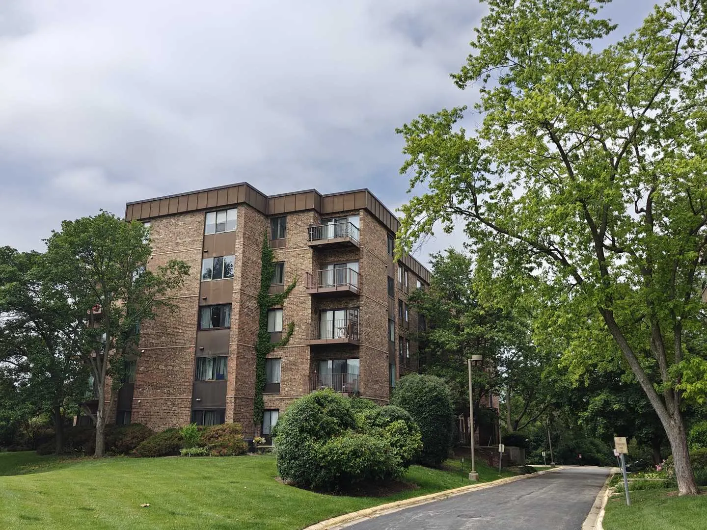 425 Walnut Creek Lane 1401 IL