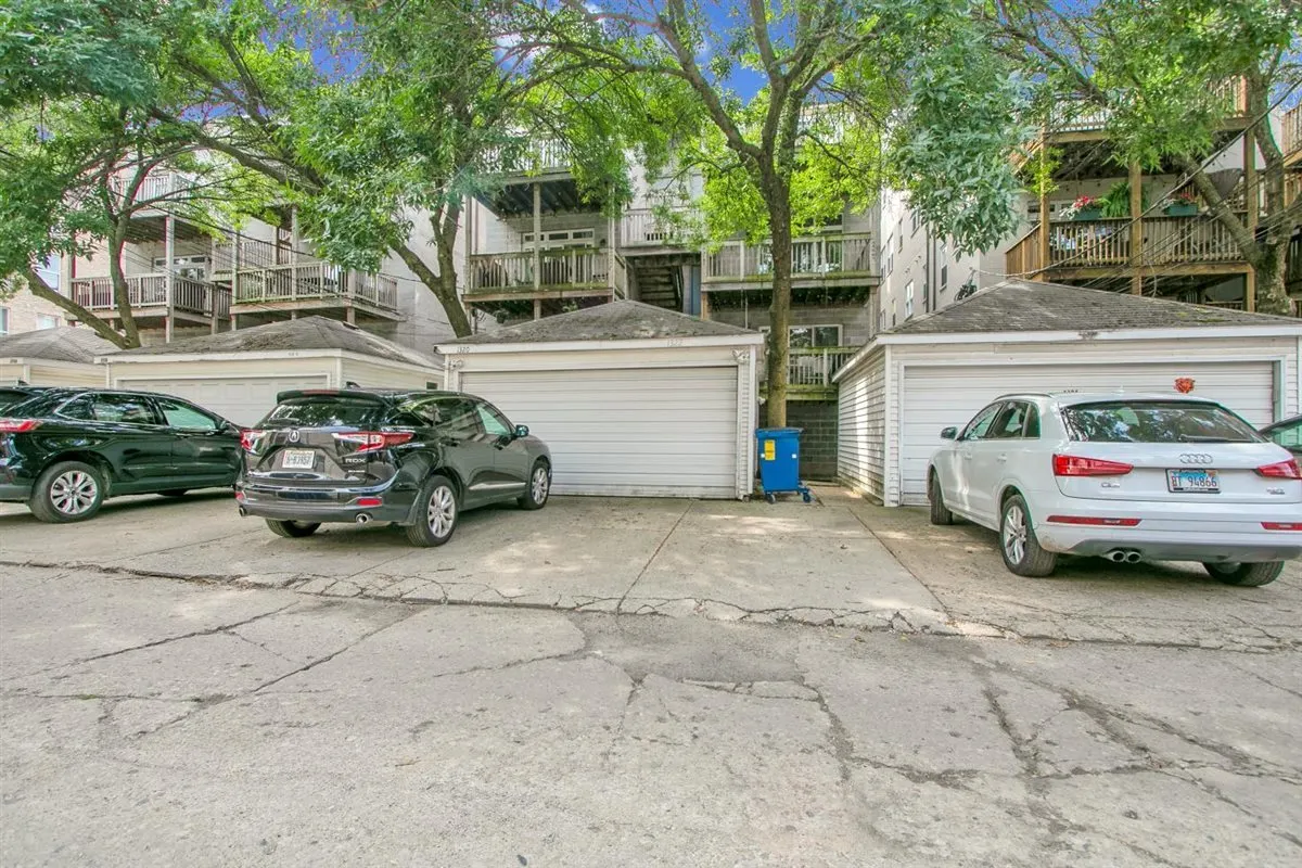 1322 W Belmont Avenue 2W IL