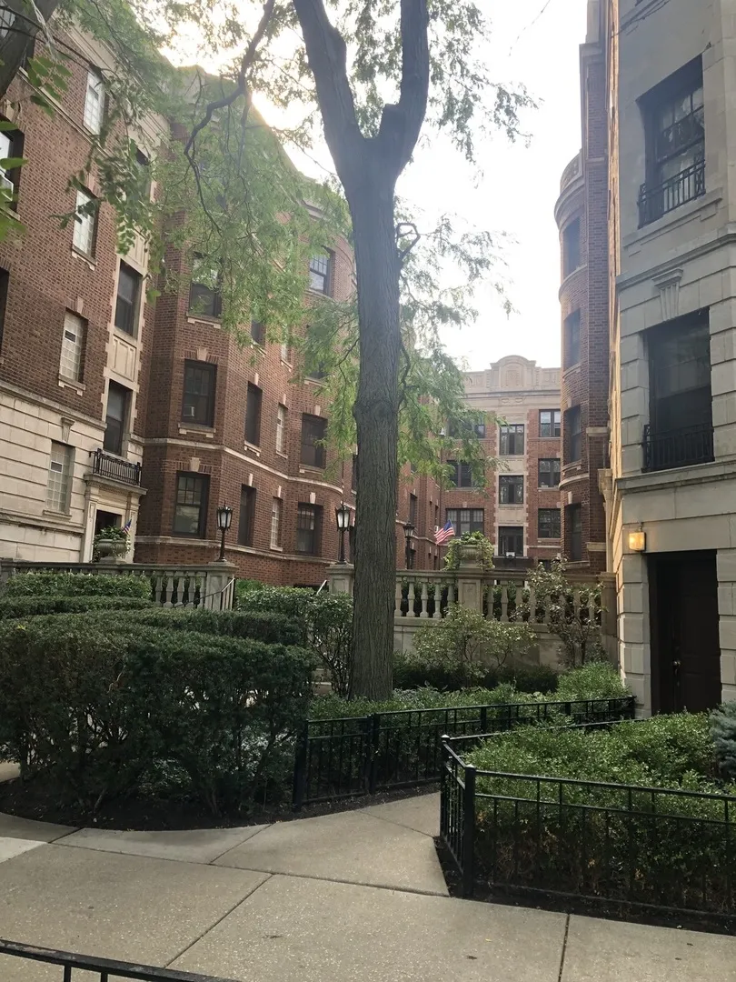 2324 N LINCOLN PARK WEST Avenue 3C IL