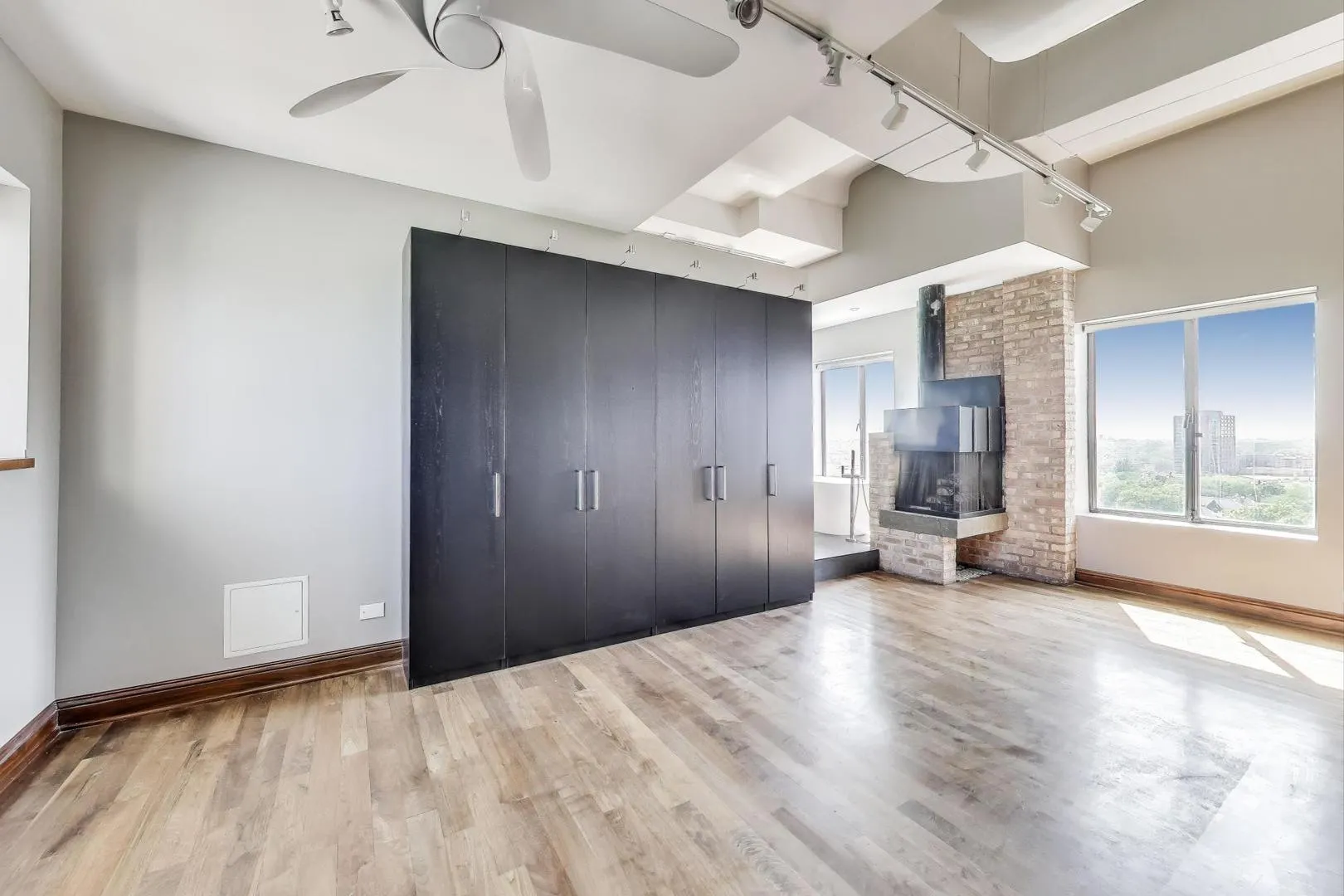 707 W Junior Terrace 12 IL