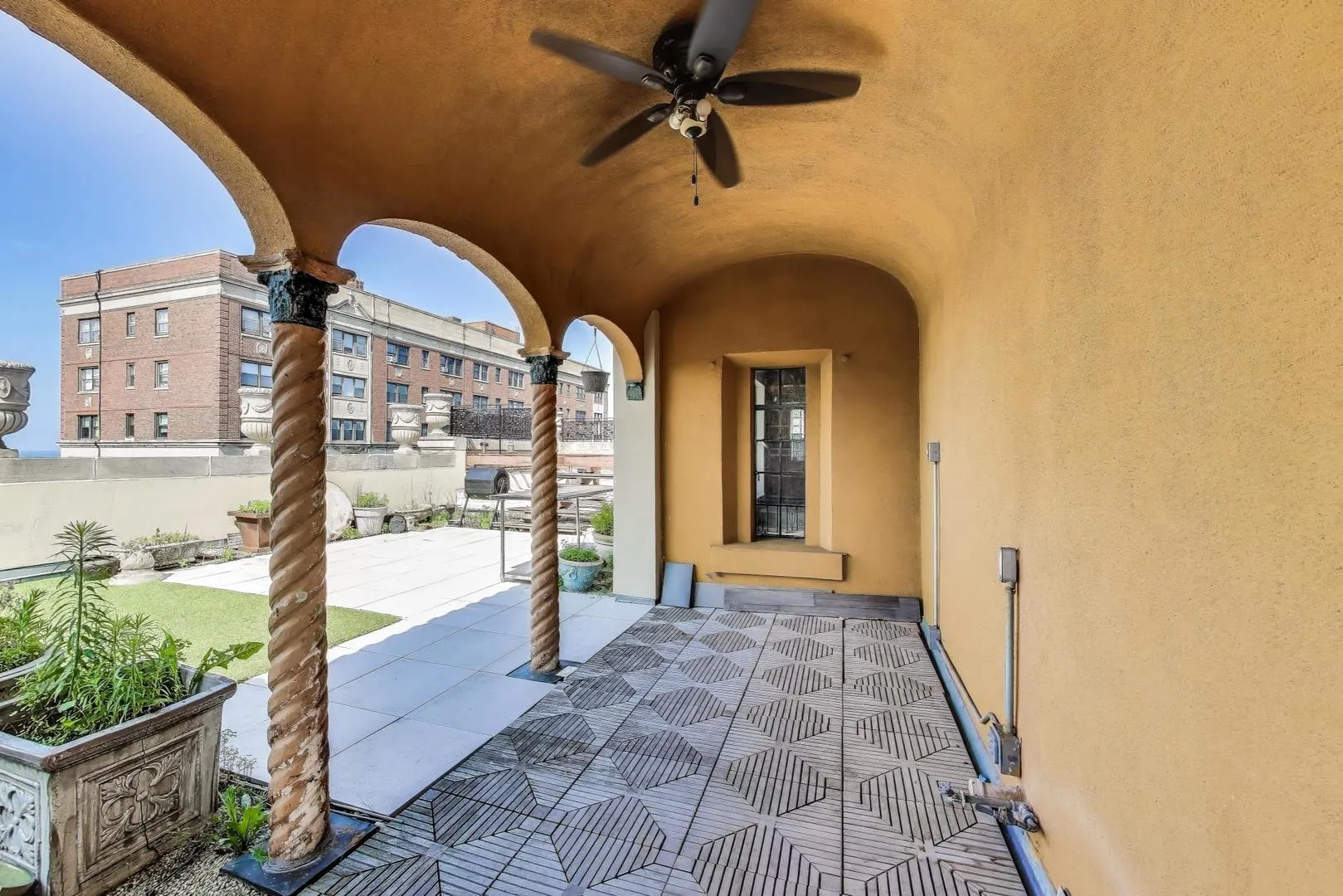 707 W Junior Terrace 12 IL