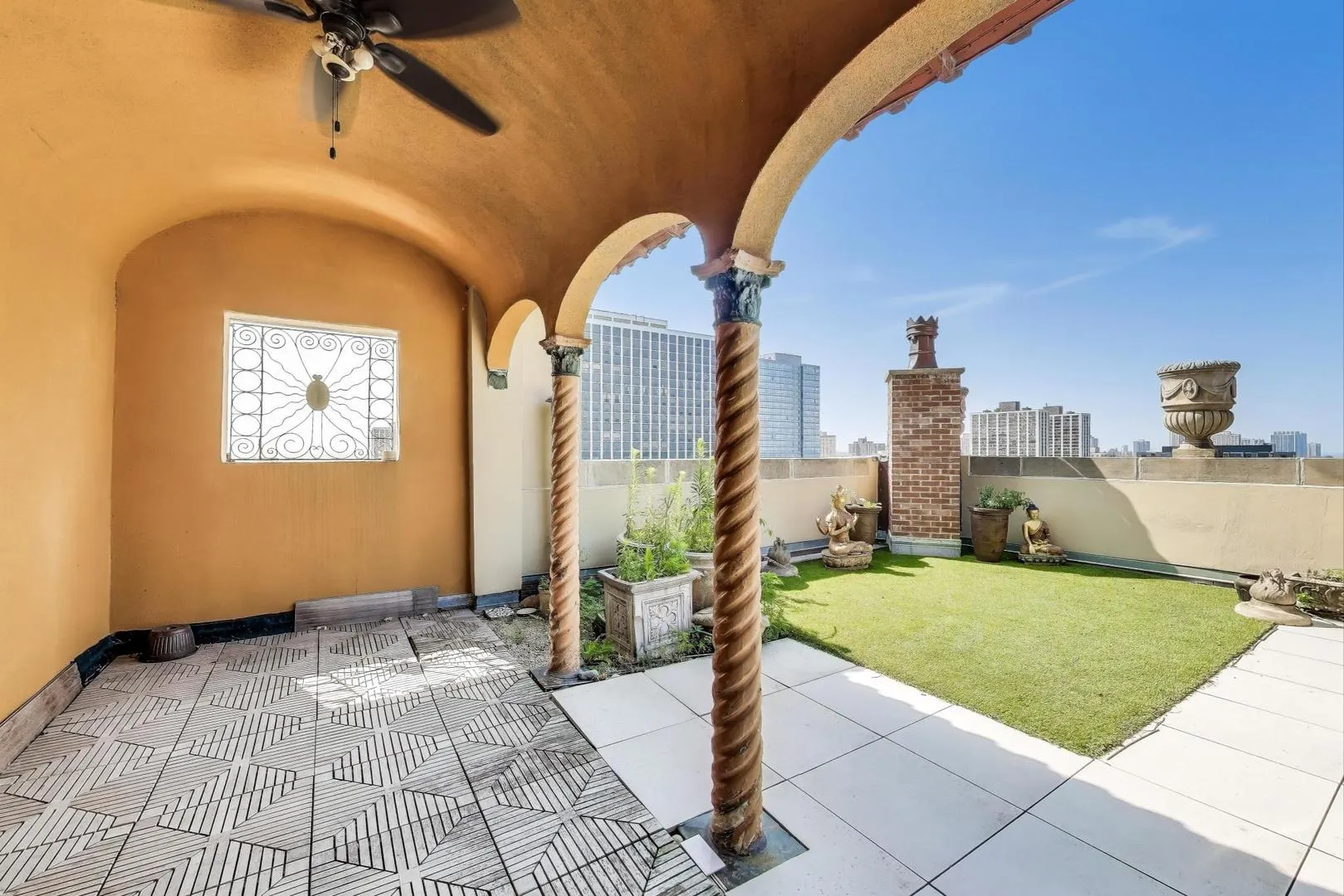 707 W Junior Terrace 12 IL