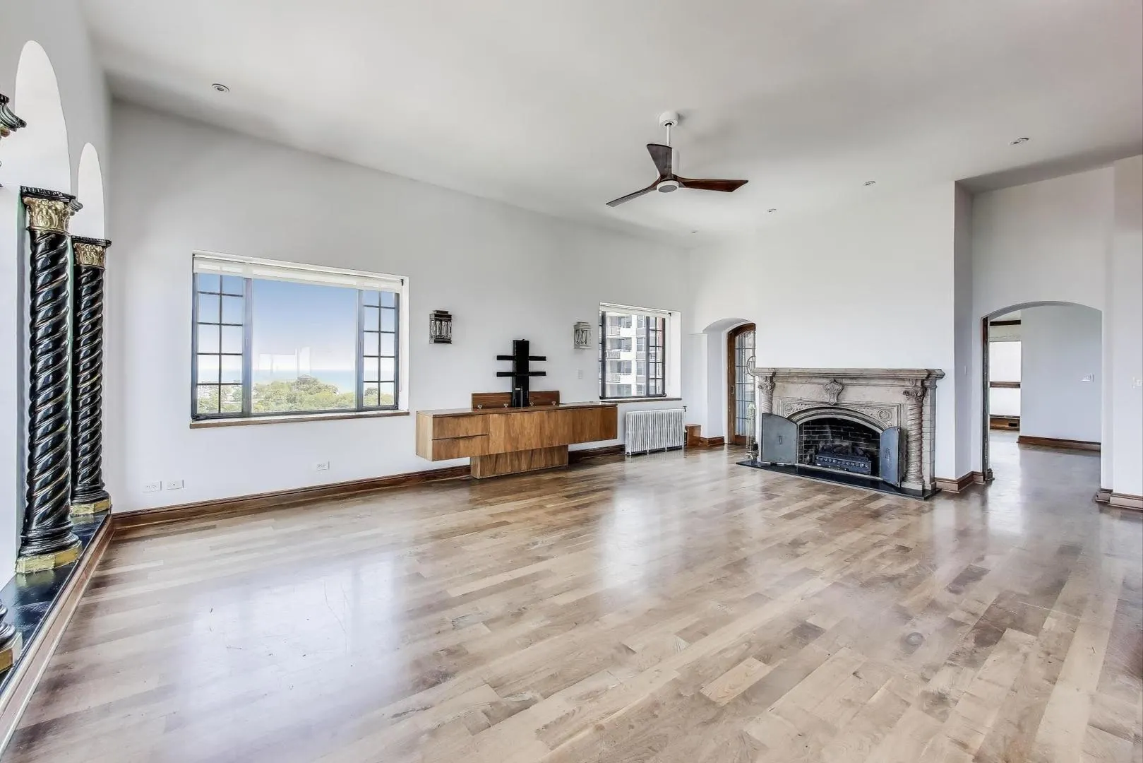 707 W Junior Terrace 12 IL