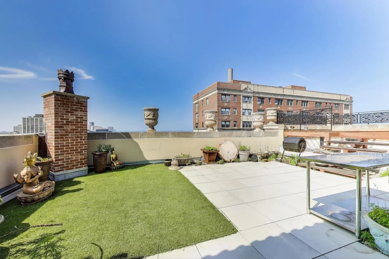 707 W Junior Terrace 12 IL