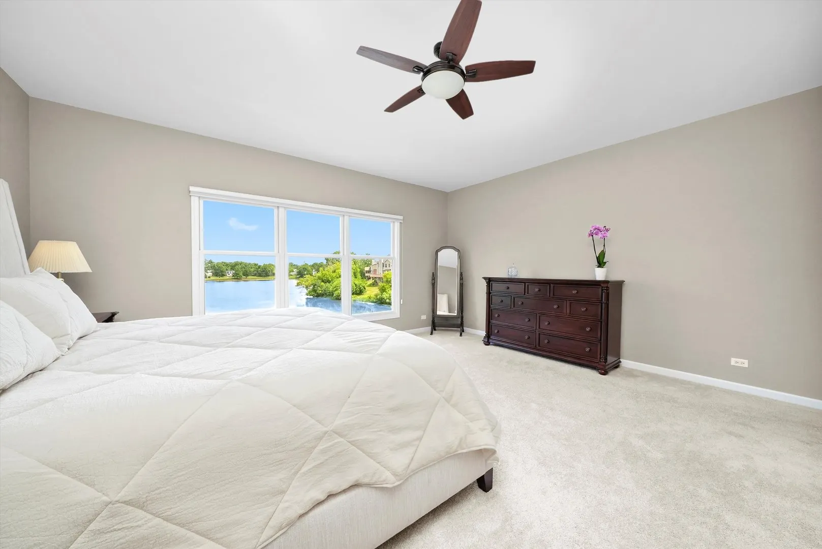 1022 W Bogey Lane IL