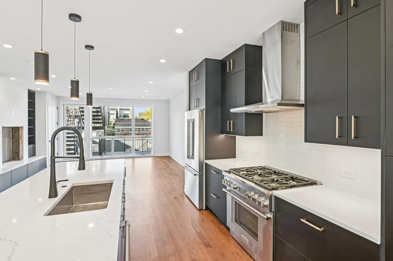 1536 W Chestnut Street B IL