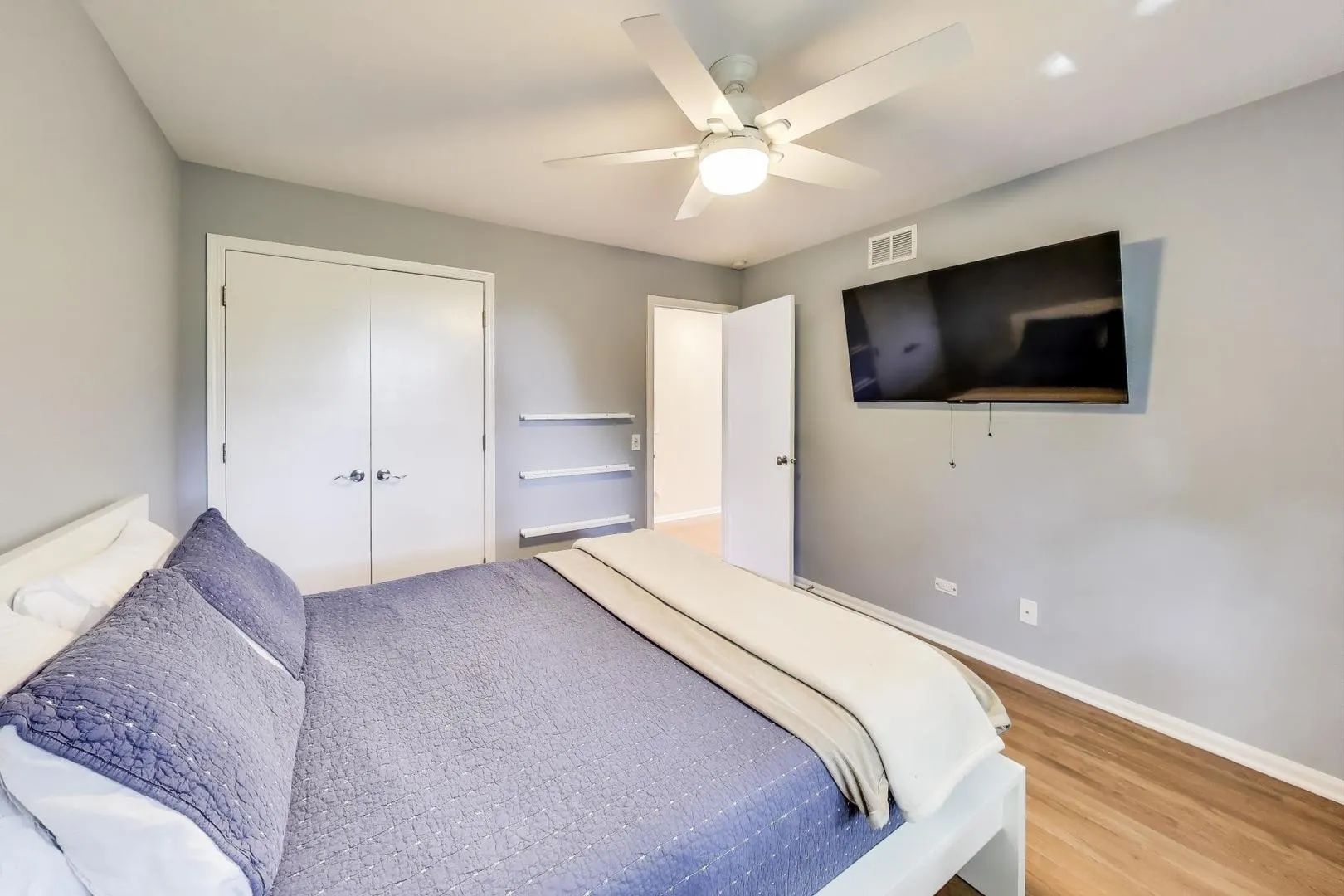 1800 W Diversey Parkway D IL