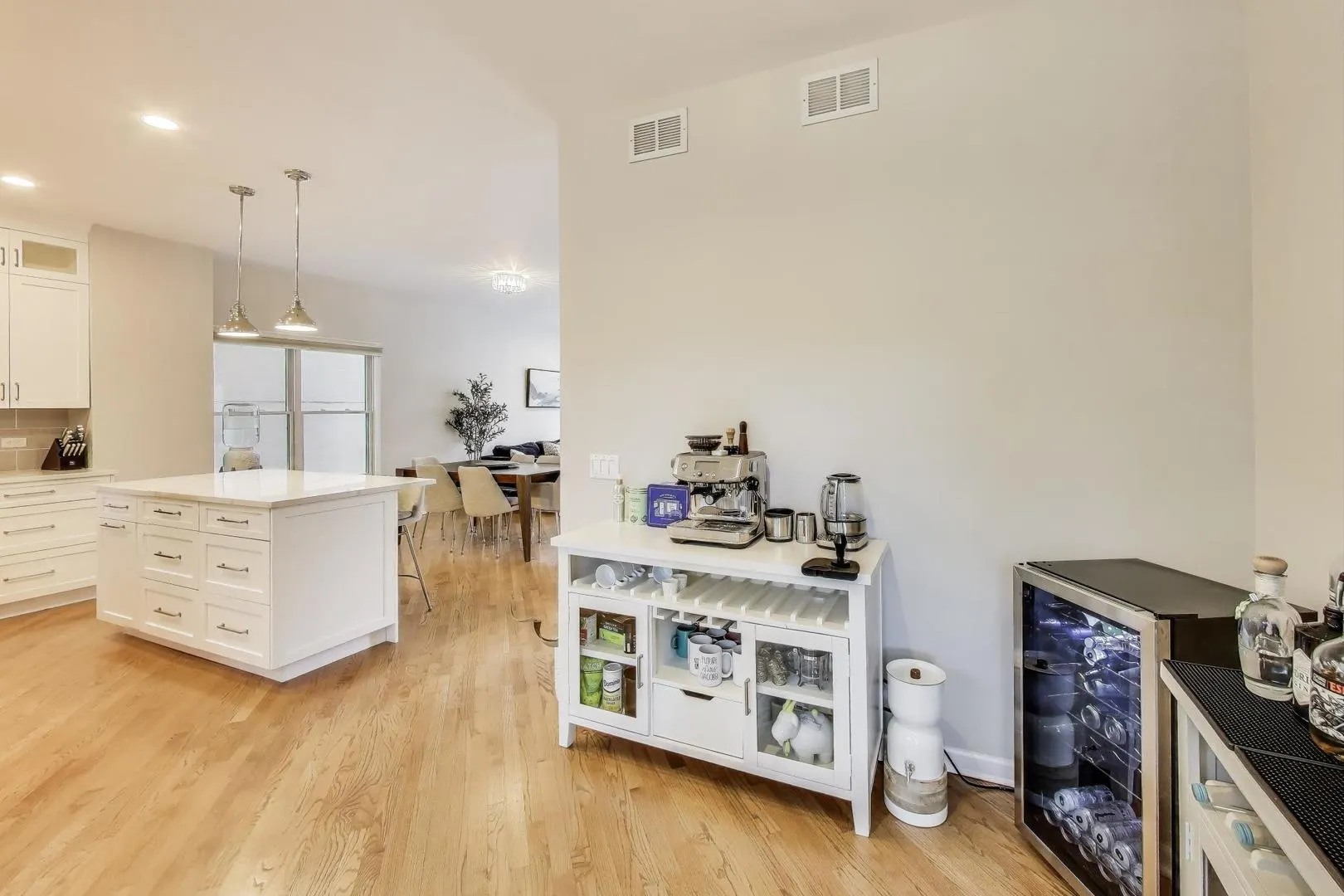 1800 W Diversey Parkway D IL