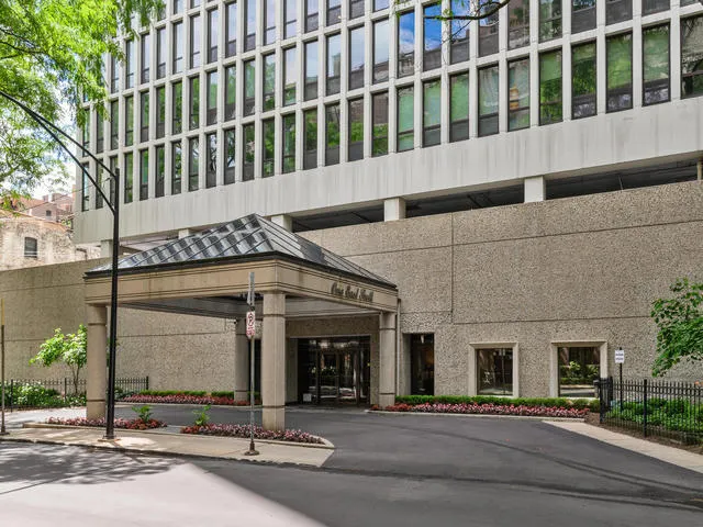 1 E Scott Street 404 IL