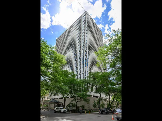 1 E Scott Street 404 IL