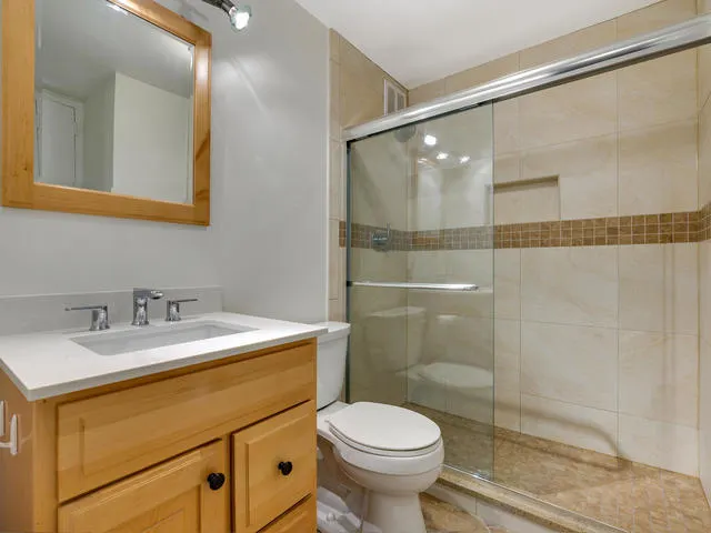 1 E Scott Street 404 IL