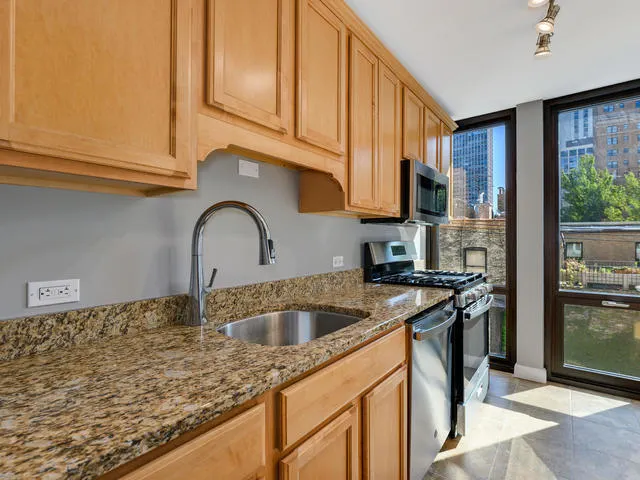 1 E Scott Street 404 IL