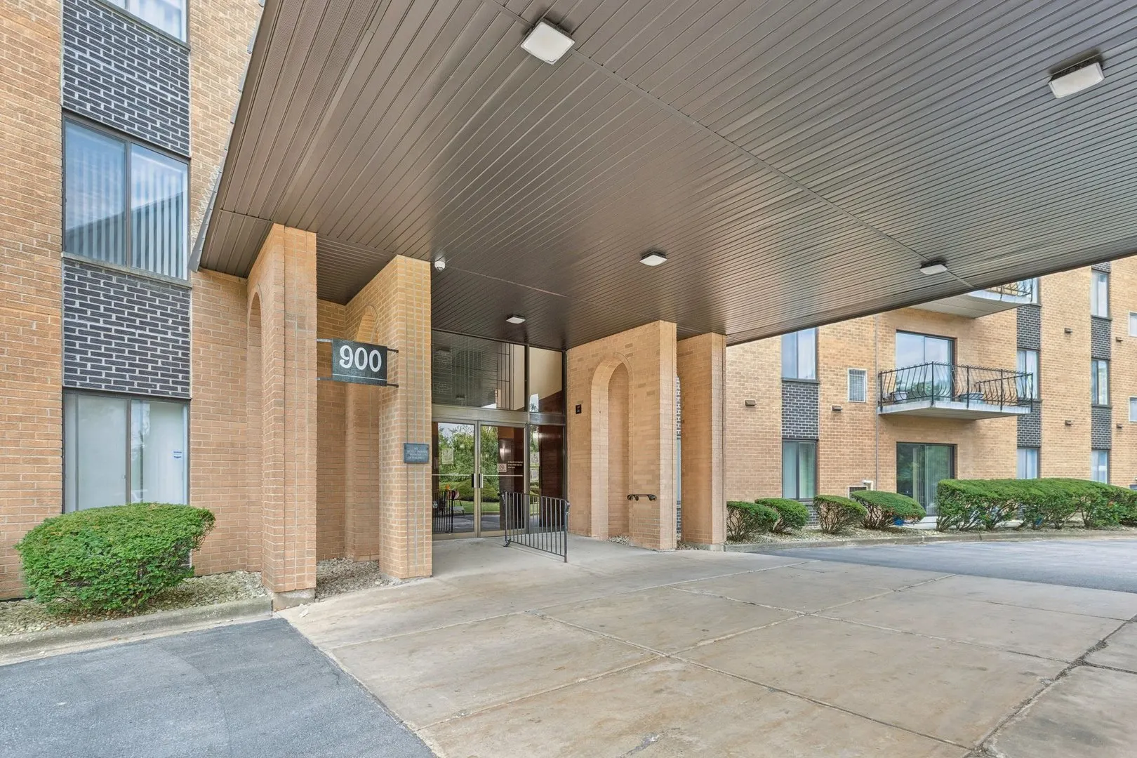 900 W Sunset Drive 410 IL
