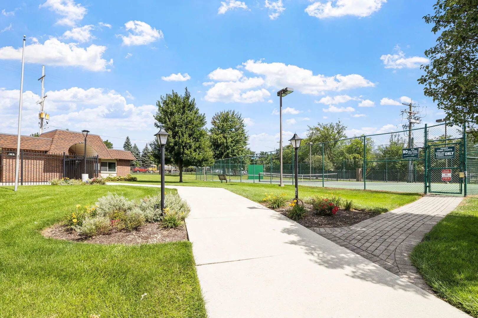1501 Darien Lake Drive 305 IL