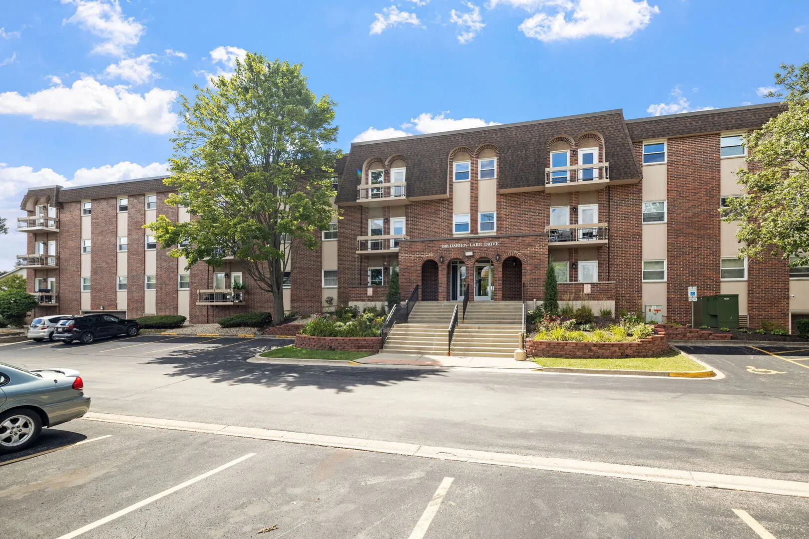 1501 Darien Lake Drive 305 IL