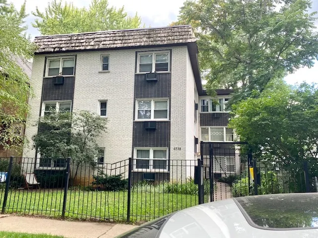 6738 N Bosworth Avenue 1W IL