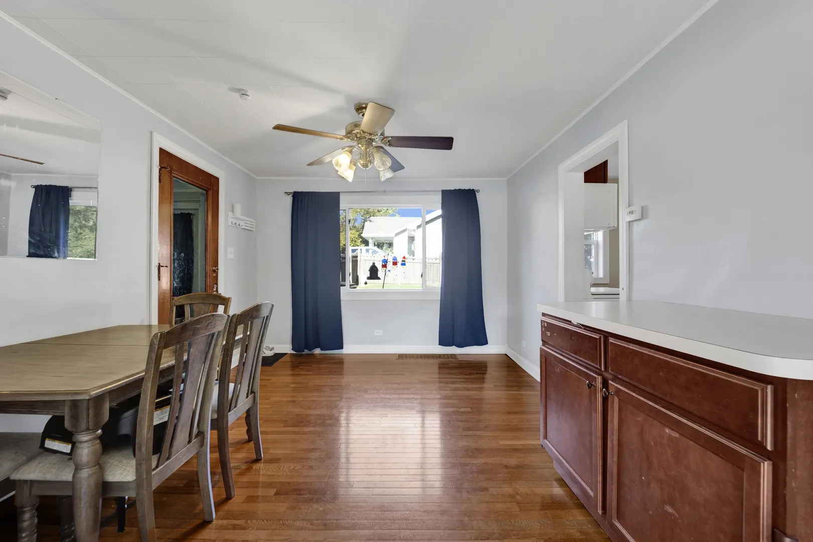 432 E 8TH Street IL