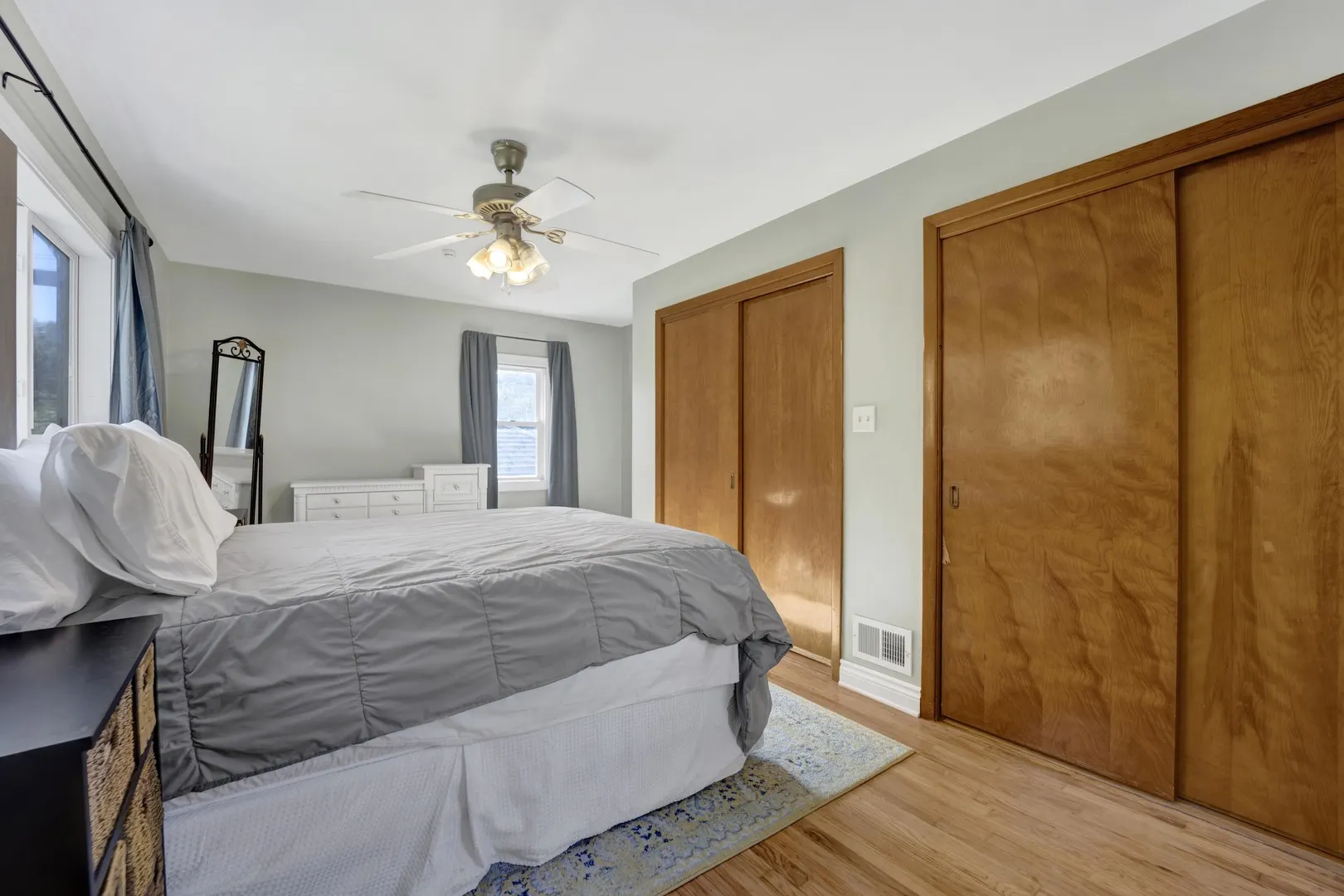 432 E 8TH Street IL