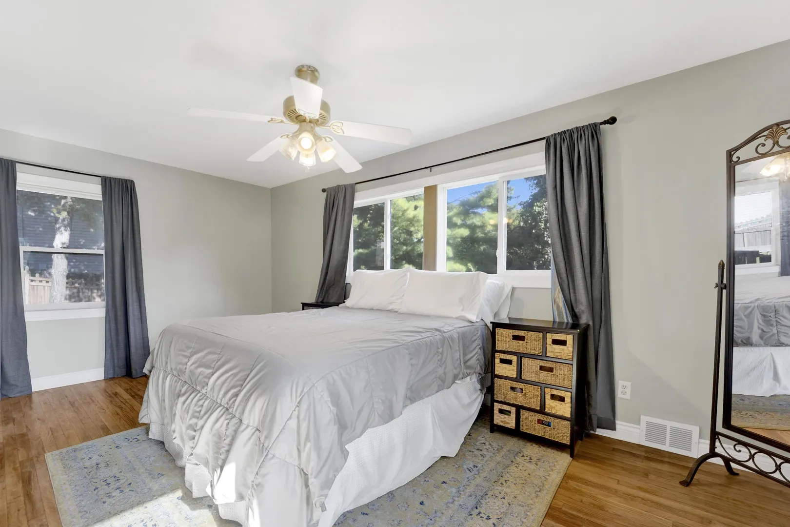 432 E 8TH Street IL