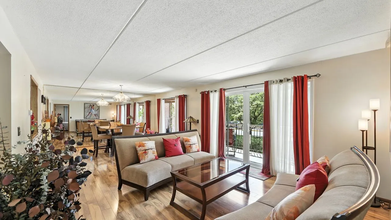 6980 W Touhy Avenue 202 IL