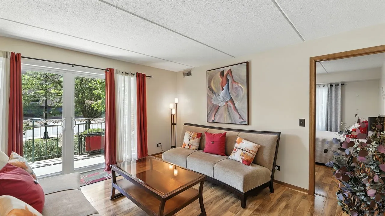 6980 W Touhy Avenue 202 IL