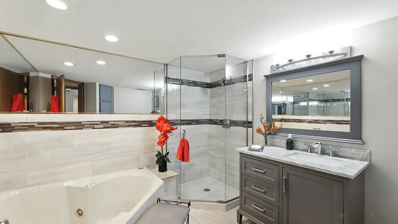 6980 W Touhy Avenue 202 IL