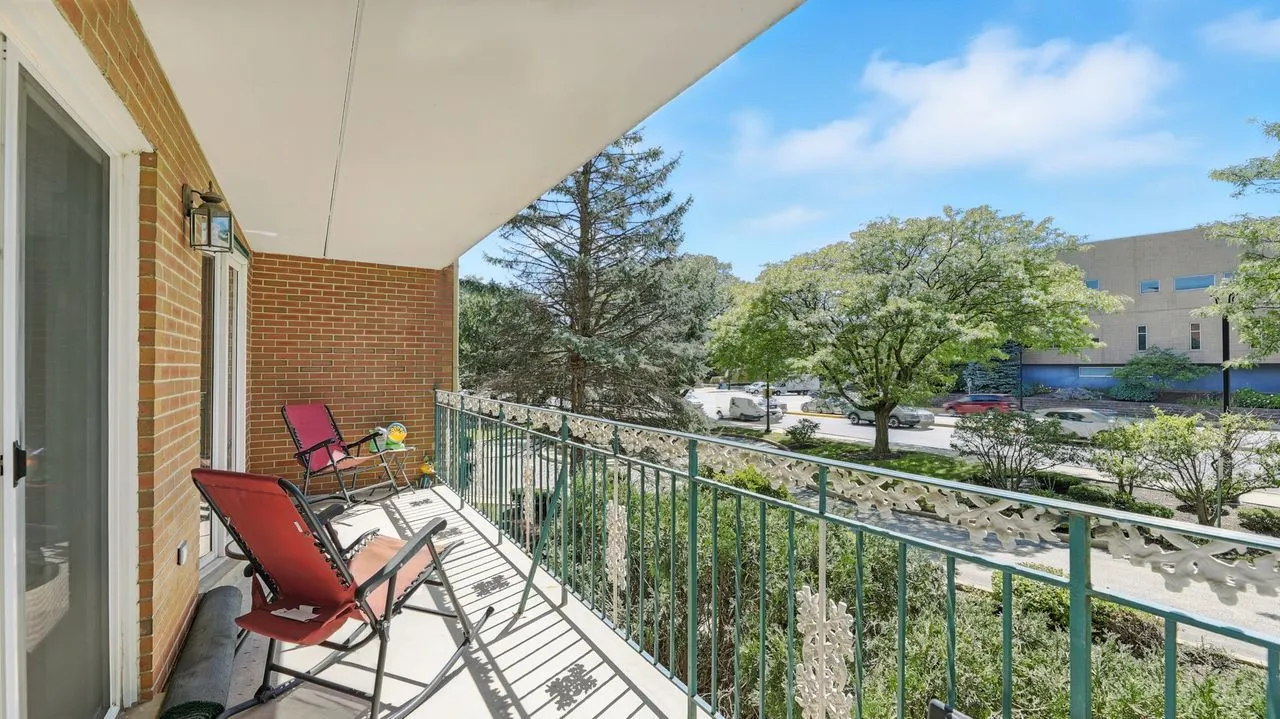 6980 W Touhy Avenue 202 IL